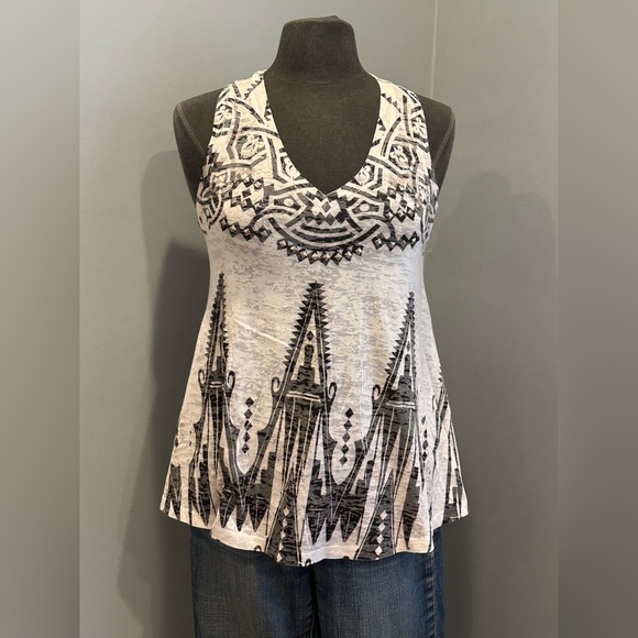 Cultureplug abstract lightweight vneck top Size Medium - Picture 2 of 7